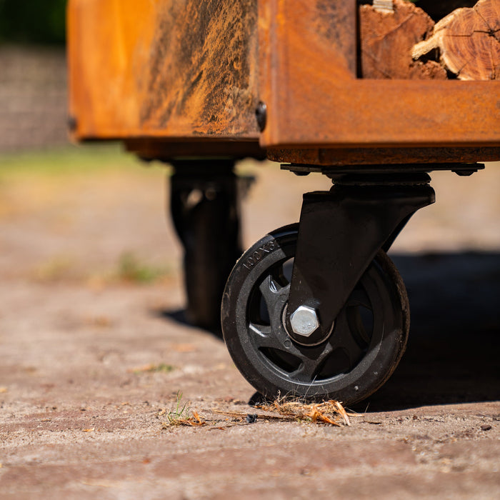 BBQ Vuurschaal Grill Brasero Vuurschaal Cortenstaal met Bakplaat Ø80cm en Mesa (Houten omranding) grote wielen, houtopslag