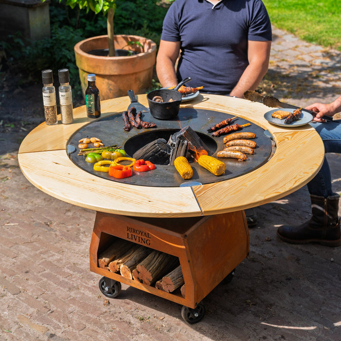 BBQ Vuurschaal Grill Brasero Vuurschaal Cortenstaal met Bakplaat Ø80cm en Mesa (Houten omranding) grote wielen, houtopslag