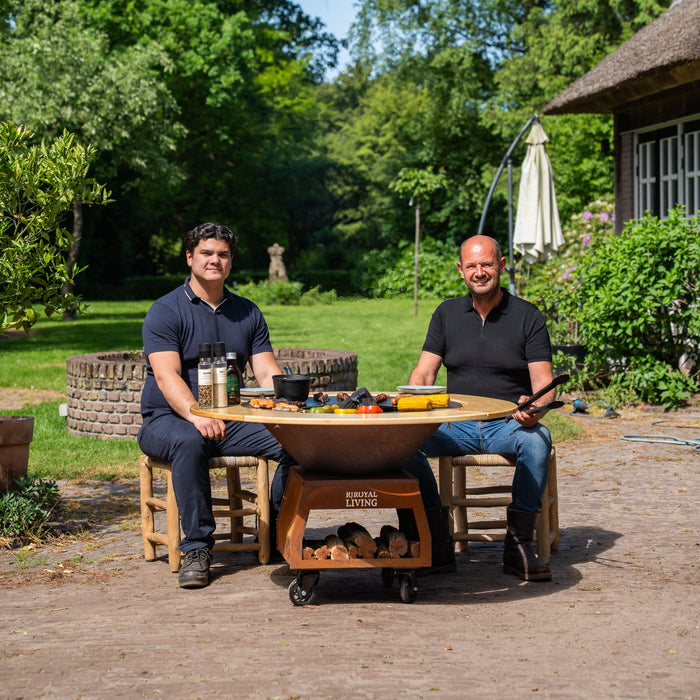 BBQ Vuurschaal Grill Brasero Vuurschaal Cortenstaal met Bakplaat Ø80cm en Mesa (Houten omranding) grote wielen, houtopslag