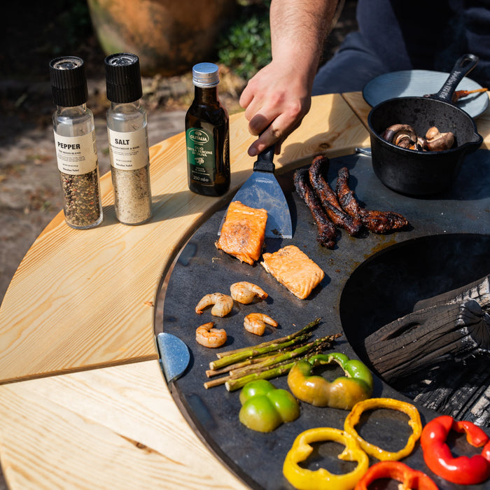 BBQ Vuurschaal Grill Brasero Vuurschaal Cortenstaal met Bakplaat Ø80cm en Mesa (Houten omranding) grote wielen, houtopslag