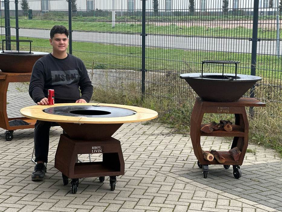 BBQ Vuurschaal Grill Brasero Vuurschaal Cortenstaal met Bakplaat Ø80cm en Mesa (Houten omranding) grote wielen, houtopslag