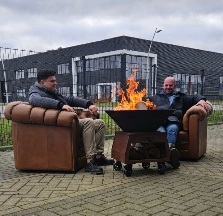 BBQ Vuurschaal Grill Brasero Vuurschaal Cortenstaal met Bakplaat Ø80cm en Mesa (Houten omranding) grote wielen, houtopslag
