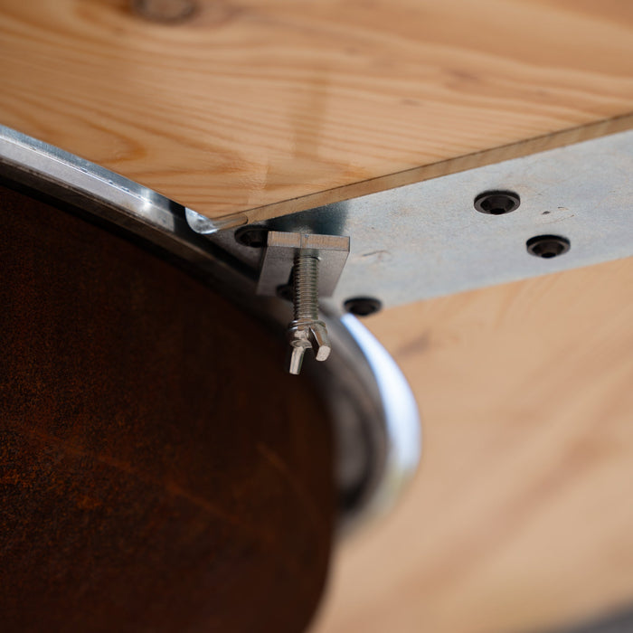 BBQ Vuurschaal Grill Brasero Vuurschaal Cortenstaal met Bakplaat Ø80cm en Mesa (Houten omranding) grote wielen, houtopslag